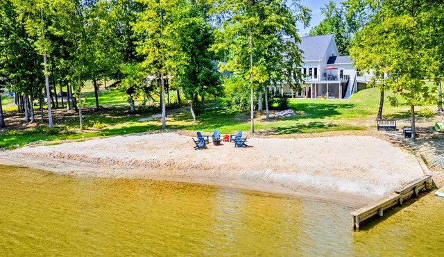Lakefront with 120' Beach, Views, Wifi @ Lake Anna
