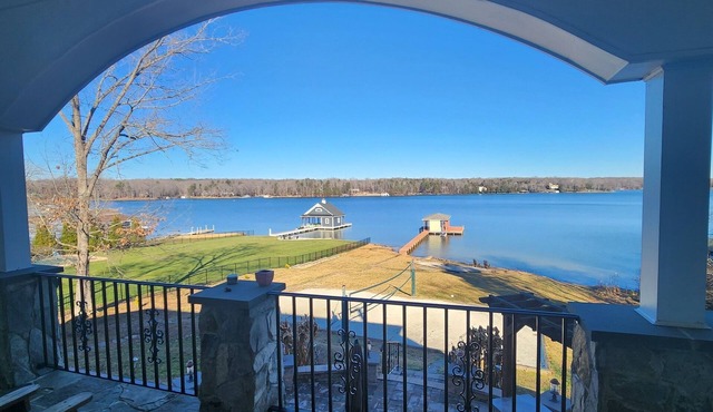 Lakeshore Blessing Lake Anna Waterfront -Private Dock & Volleyball