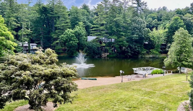 Lakeview 1BR Condo w Deck Walk to Village