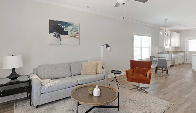 Landing | Amazing 2BD, Courtyard, Pool