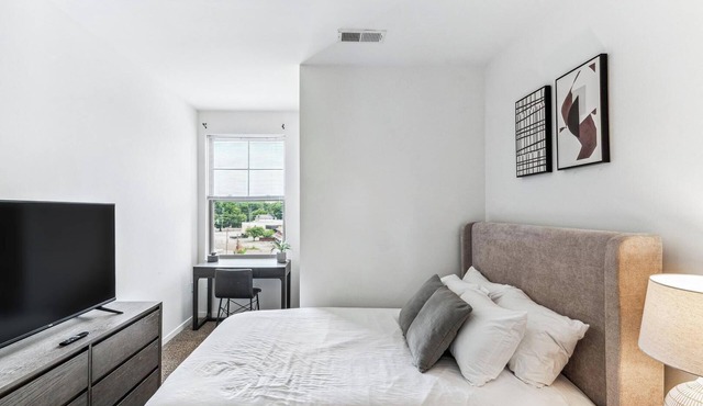 Landing | Beautiful 1BD, Clubhouse, Pool