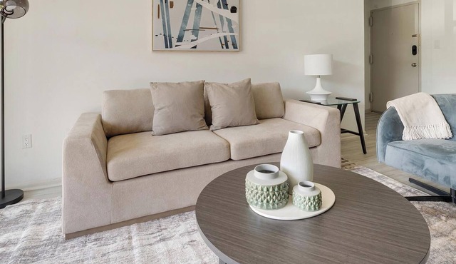 Landing | Beautiful 2BD, Pool, Gym