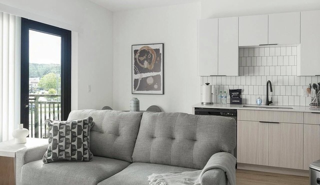 Landing | Chic Studio, Game Room, Courtyard