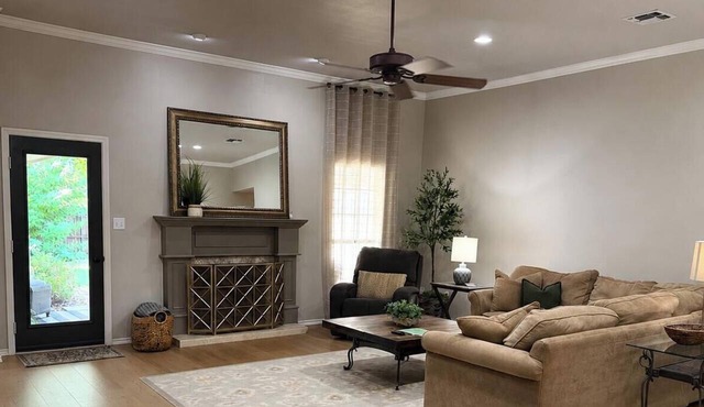 Large 3 bed/2 bath luxury home in central location!