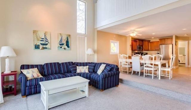 Large 3 Floor Townhouse - 4 Bedrooms, Family Room, Lower Level Den Plus 6 TVs.