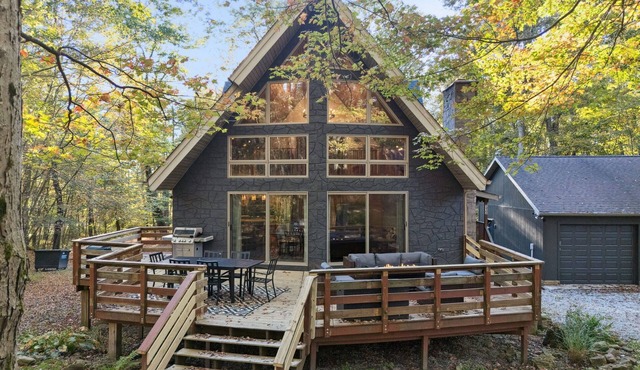 Large A-Frame cabin: Golf Sim, Hike, Ski, Sleeps 20, 2 Large Game rooms, Hot Tub