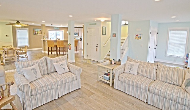 LARGE BEACH HOUSE SLEEPS 10, 4 BLOCKS FROM THE BEACH & WALKING DISTANCE TO SHOPS