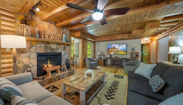 Large Cabin in Great Location