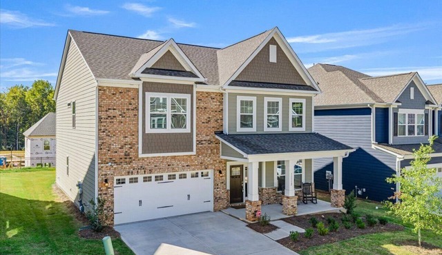 Large Family Home in Charlotte 10 Minutes from Lake Wylie & Downtown Charlotte