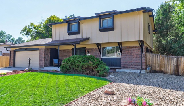 Large home inArvada, centrally located, 20min to downtown, garage parking, 420ok