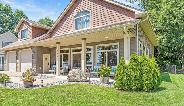 LARGE Lakefront Gameroom Paddleboards