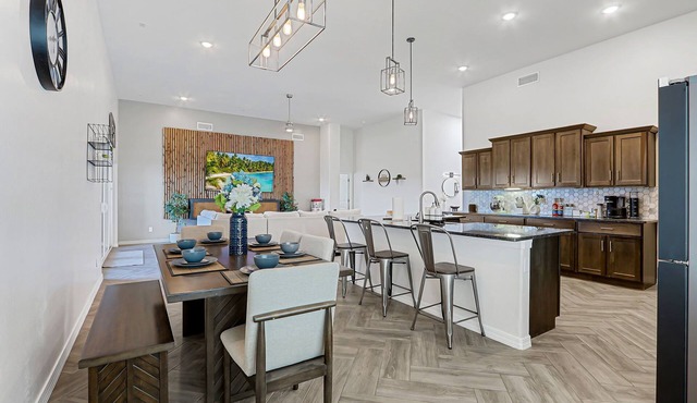 Large Modern Mid-Century Getaway 5 Bed Rooms Outdoor Grille in El Paso