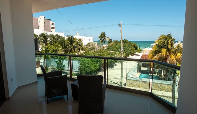 Large Villa private pool, 1 block from the beach in Progreso