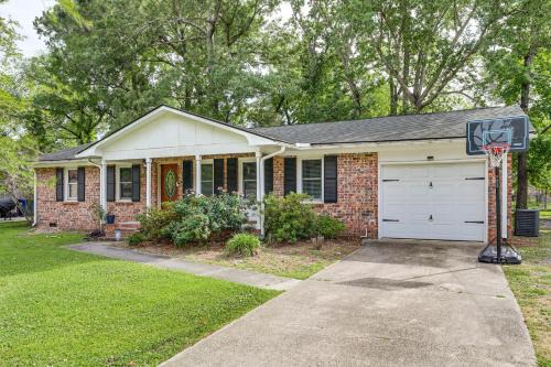 Large Yard & Fire Pit! Pet-Friendly Home in Ladson