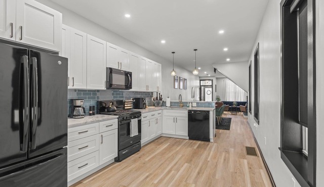 Lavish Family Friendly Retreat w/Pool Table & 85" TV