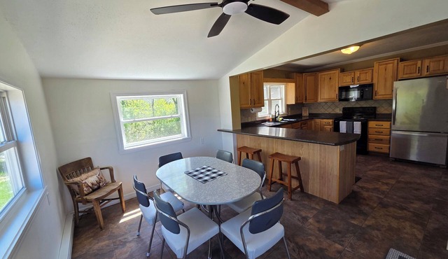 Lisbon, ND - Cozy Farmhouse 3 bed, 1 bath; 6 miles-Lisbon, 9 miles-Fort Ransom