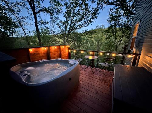Loft lakefront house with hot tub, firepit, balconies