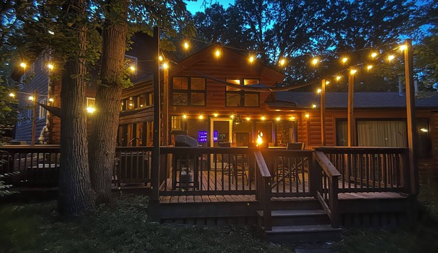 Log Cabin Oasis: Pickleball, Hot Tub, Deer, Corn Hole, Board Games, Arcade, Pets