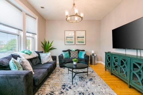 Logan Sq 4BR - Free Parking - Near Nightlife & DT