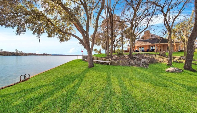 Lone Star Peninsula- Stunning Waterfront Retreat