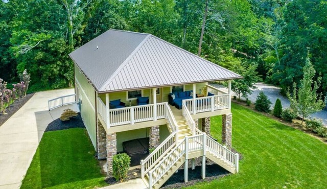 Lookout Escape | Hot Tub + Mtn Retreat by RW&BV`s