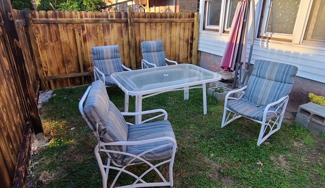 Lovely 3 bedroom unit ,safe and quiet neighborhood . Full kitchen setup