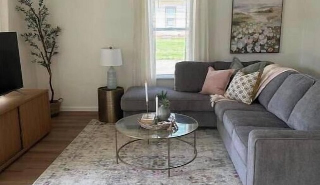 Lovely 4 bedroom Home with full kitchen, patio and on site parking