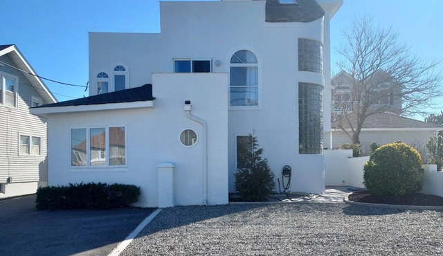 LOVELY 5 BR HOME W/ IN-GROUND HEATED POOL-PRIVATE BEACH FAMILY & PET FRIENDLY!