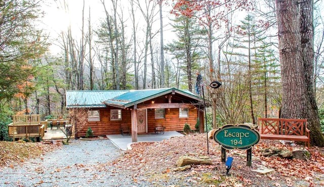 Lovely Cabin with Hot Tub Surrounded by Trees for a Peaceful Getaway in Nature in Boone, North Carolina