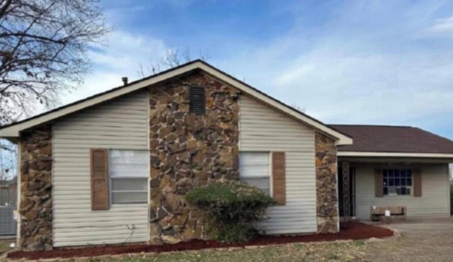 Lovely house with cool AC in charming Blytheville