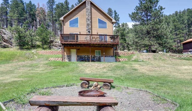 Lush Creekside Vacation Rental Haven near Mount Rushmore in South Dakota