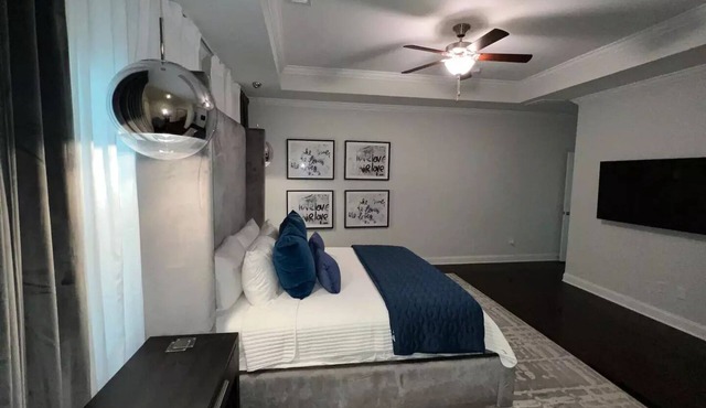 LUX House! HOT TUB! 4 min to campus. Golf lot