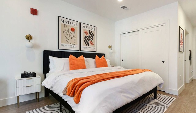 LUX - Studio + King Bed + Gym + Free Parking