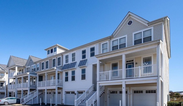 🏖️Luxurious Coastal Haven, Spacious & Elegant, minutes from OC Beach!🏖️