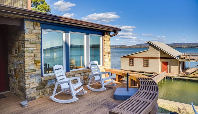 Luxurious Lakefront Paradise in Scottsboro w/Dock