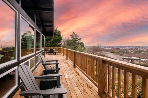 Luxurious Retreat with Stunning Views Sleeps 16)