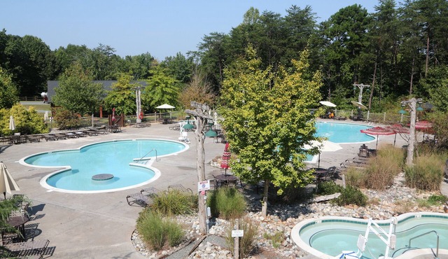 Luxurious Shenandoah Crossing, 2 Bedroom Resort Cabin