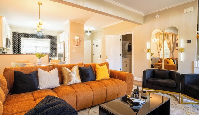 Luxury 2BD Retreat, King Suite, Spa Baths, Pet Friendly, Near Downtown Raleigh