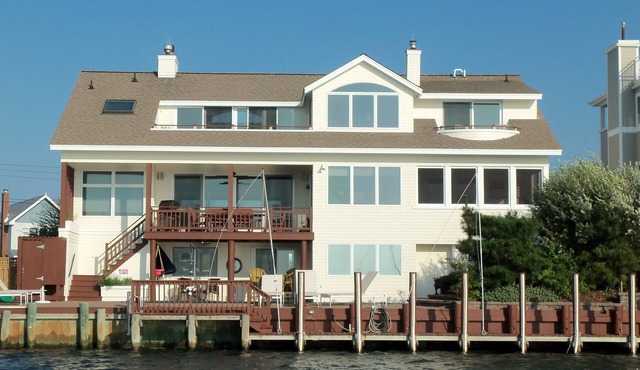 Luxury 6 bedroom bayfront home: pool, sleeps 14 Aug. 15 - Labor Day: Discounted