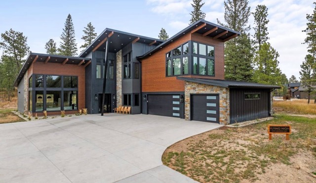 Luxury Cabin Sleeps 24- Direct Trailhead & Clubhouse Access, Ample Parking!