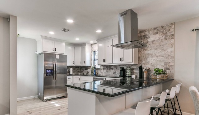 Luxury Downtown Retreat - Walk to Main St - New Stylish & Comfy!
