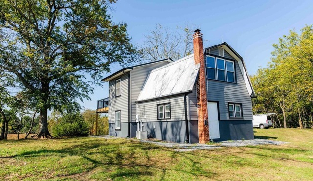 Luxury Farm Retreat *Hot Tub 2BR Near Lake Anna