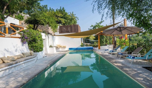 Luxury House with Pool, fire Pit & Lake view in Tequesquitengo