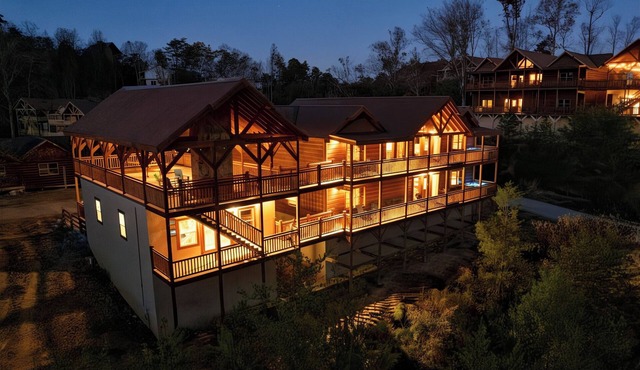 Luxury Lodge~Sleeps 22~Heated Pool~2 Hot Tubs~Game Room