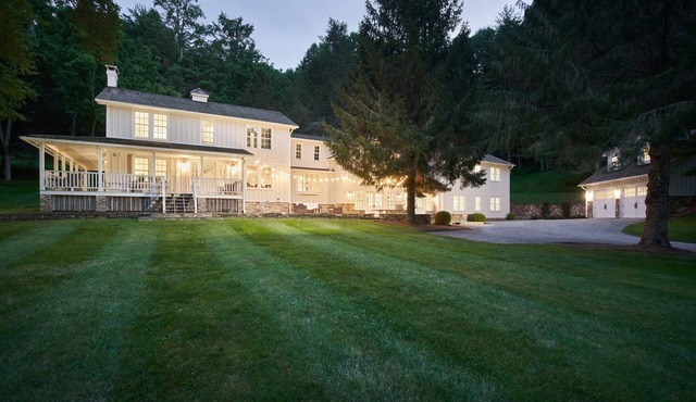 Luxury Mountain Farmhouse with Sauna, Sleeps 16