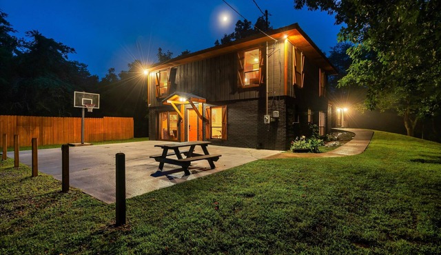 Luxury Retreat! 15 MIN to Gatlinburg or Dollywood!