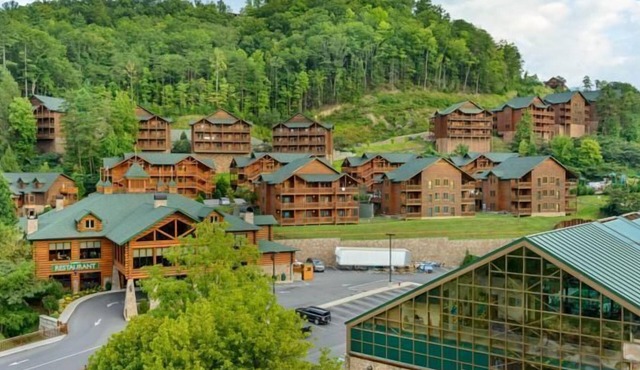 Luxury Smoky Mtn. Resort Gatlinburg - FREE WATERPARK