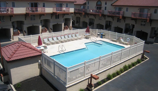 Luxury Townhouse - Next to Private Beach & Pool-Sunday to Sunday