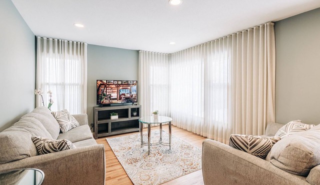 Majestic Abode l 4 miles to Airport & MOA l