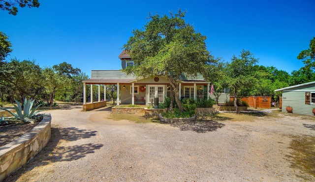 Manor - Spacious home, secluded yet close to everything